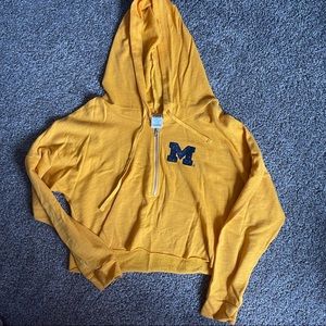 VS PINK U OF M CROPPED HOODIE